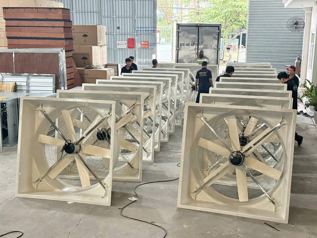 Bảo dưỡng quạt Composite OMYSU trong nhà xưởng